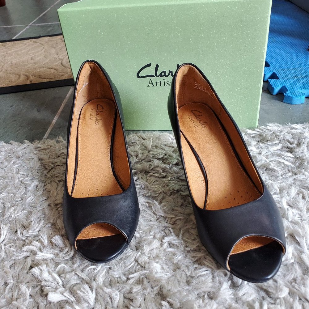 Women's Clarks Artisan black leather peep toe pumps, size US 6.5